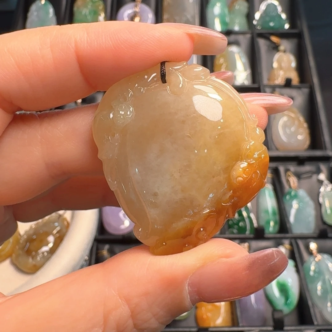 翡翠未镶嵌颈饰寿桃