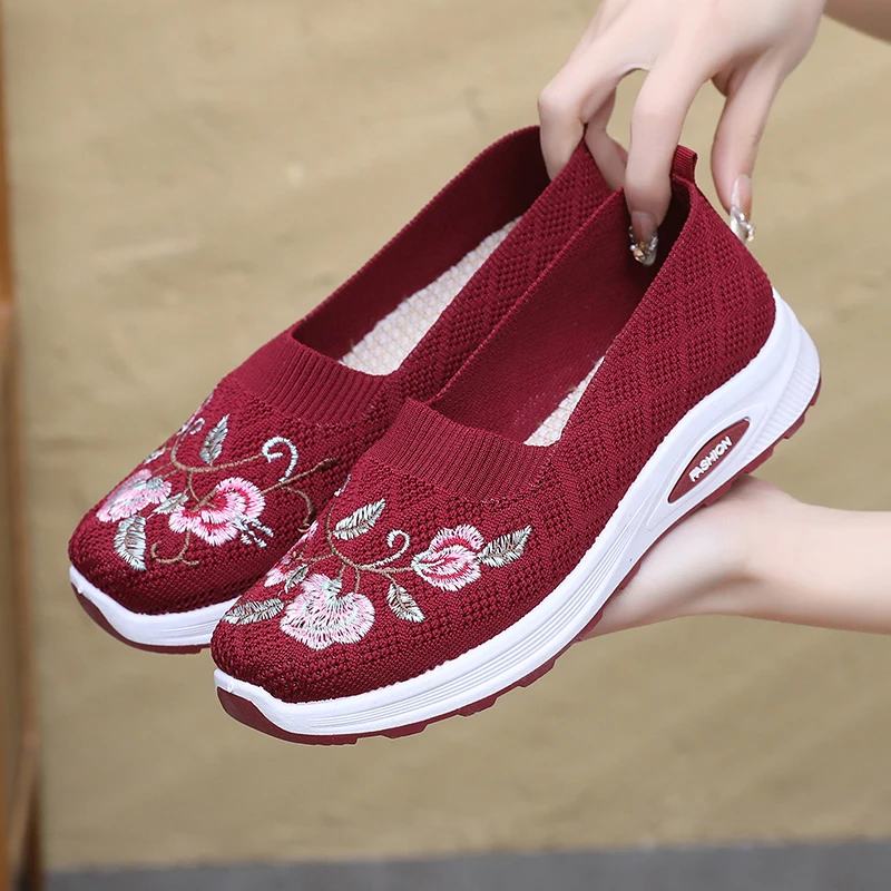 新款中老年绣花鞋一脚蹬舒适妈妈鞋软底防滑透气网面布鞋国风鞋