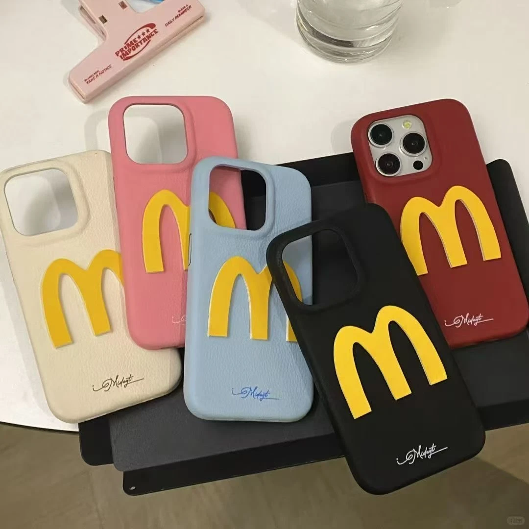 飞虎胜麦门M字贴件皮革纹适用iPhone16promax手机壳苹果15全包14