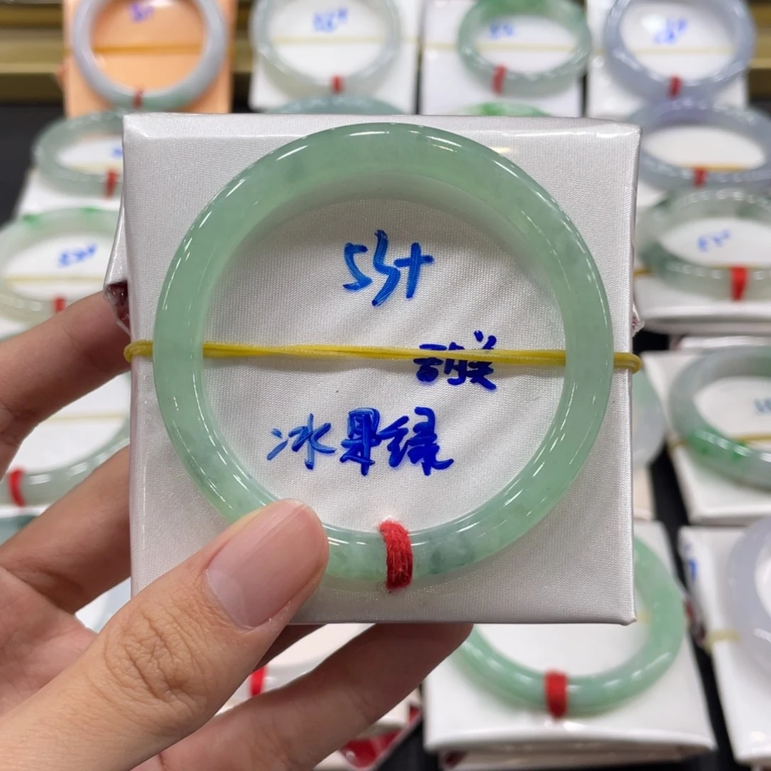 翡翠手镯未镶嵌翡翠手镯