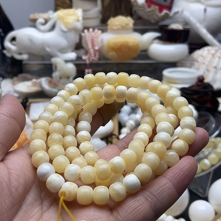 非金属贝壳蜜蜡色微瑕