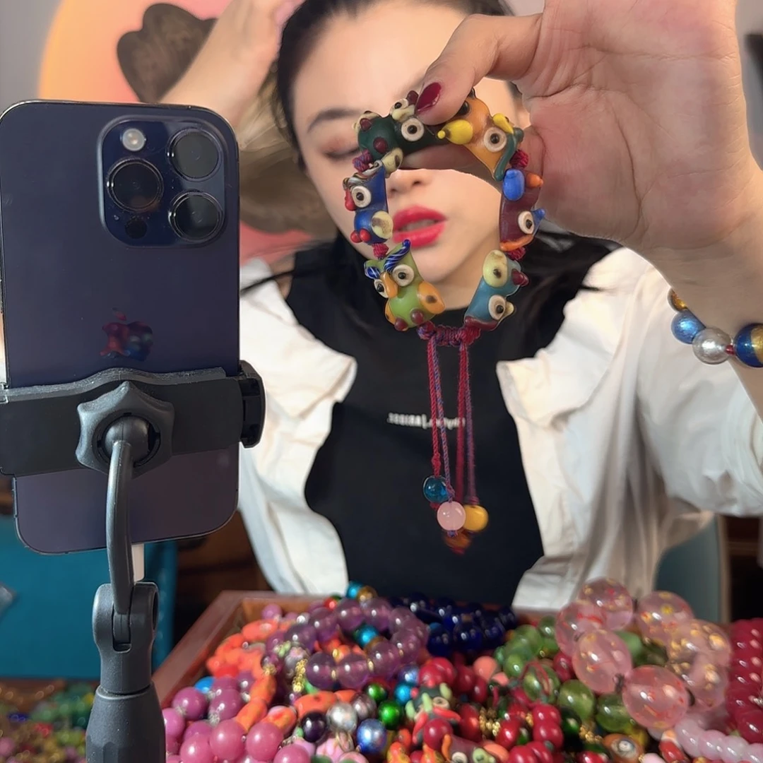 玻璃颈饰自**z老琉璃的故事是一个人的故事