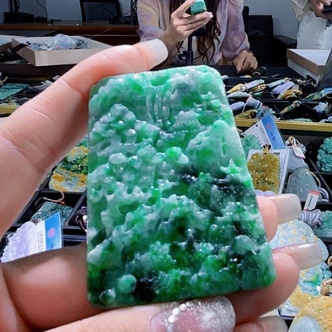翡翠未镶嵌颈饰一个