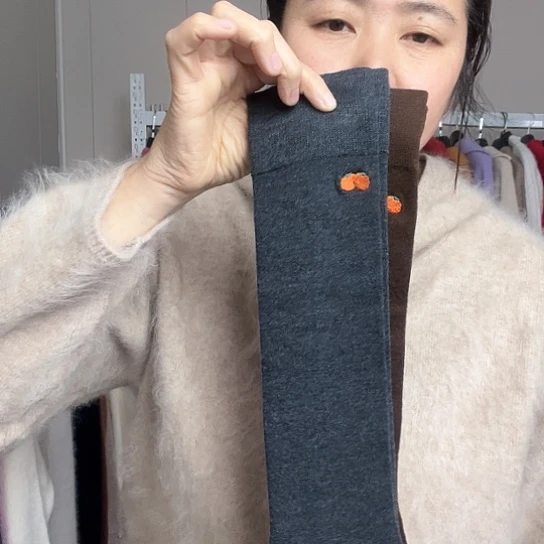 灰色和咖色各一双