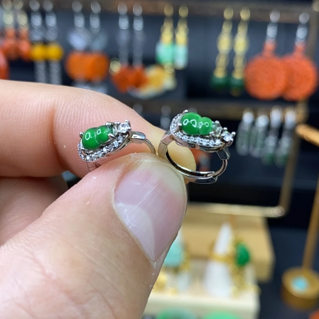 颈饰未镶嵌翡翠耳饰