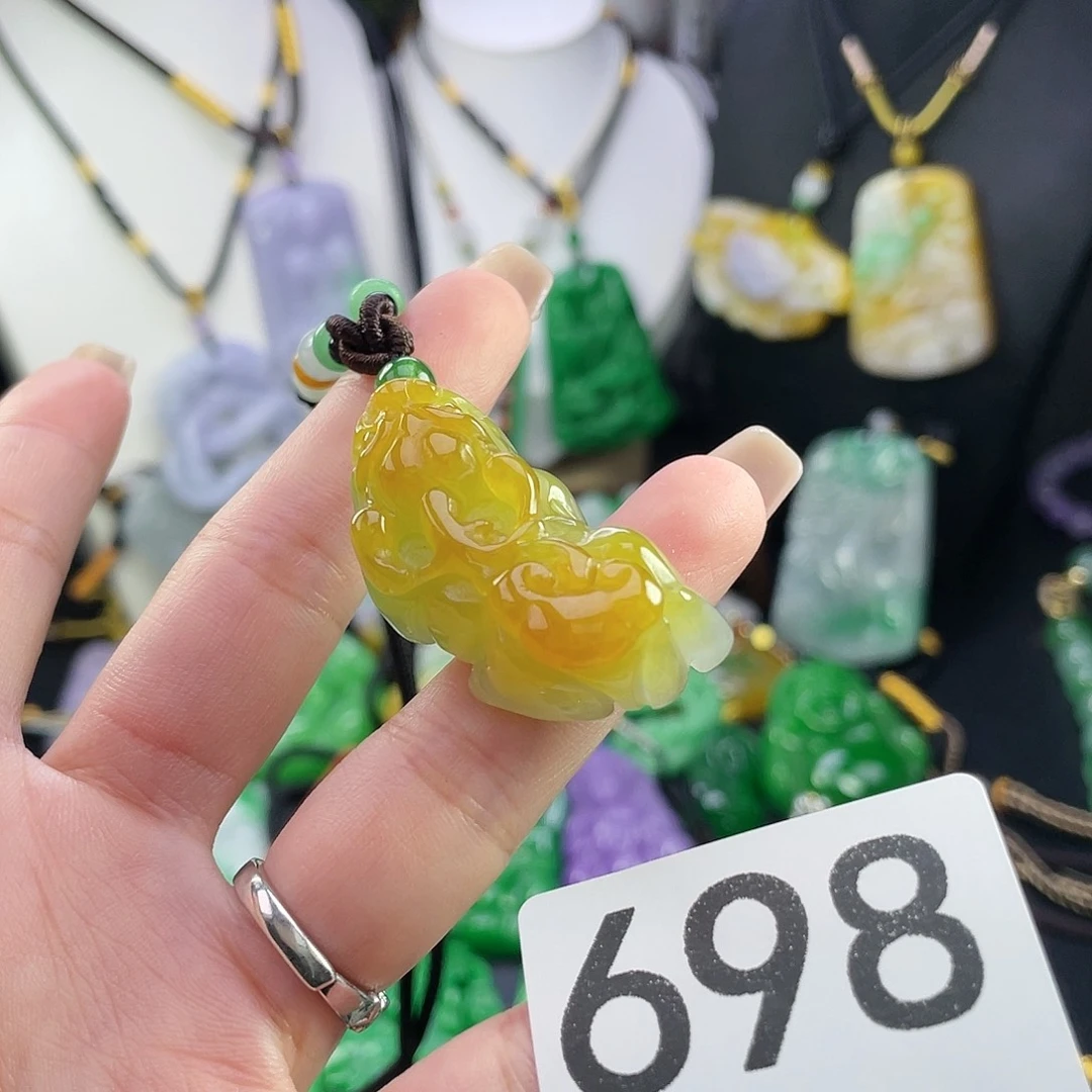 翡翠未镶嵌吊坠(赠链)