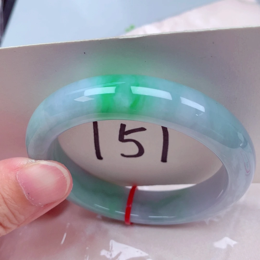 翡翠手镯未镶嵌翡翠