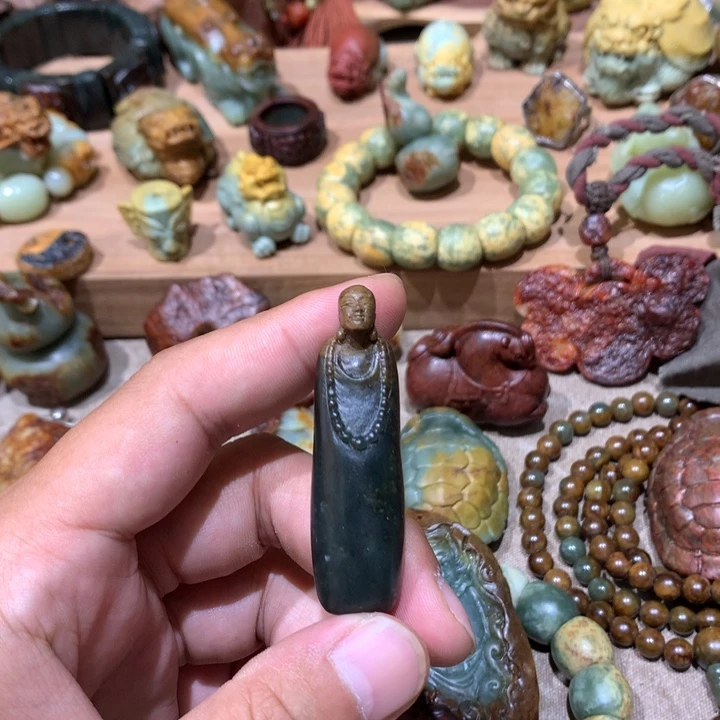 未镶嵌岫岩河磨玉（透闪石质玉）挂件