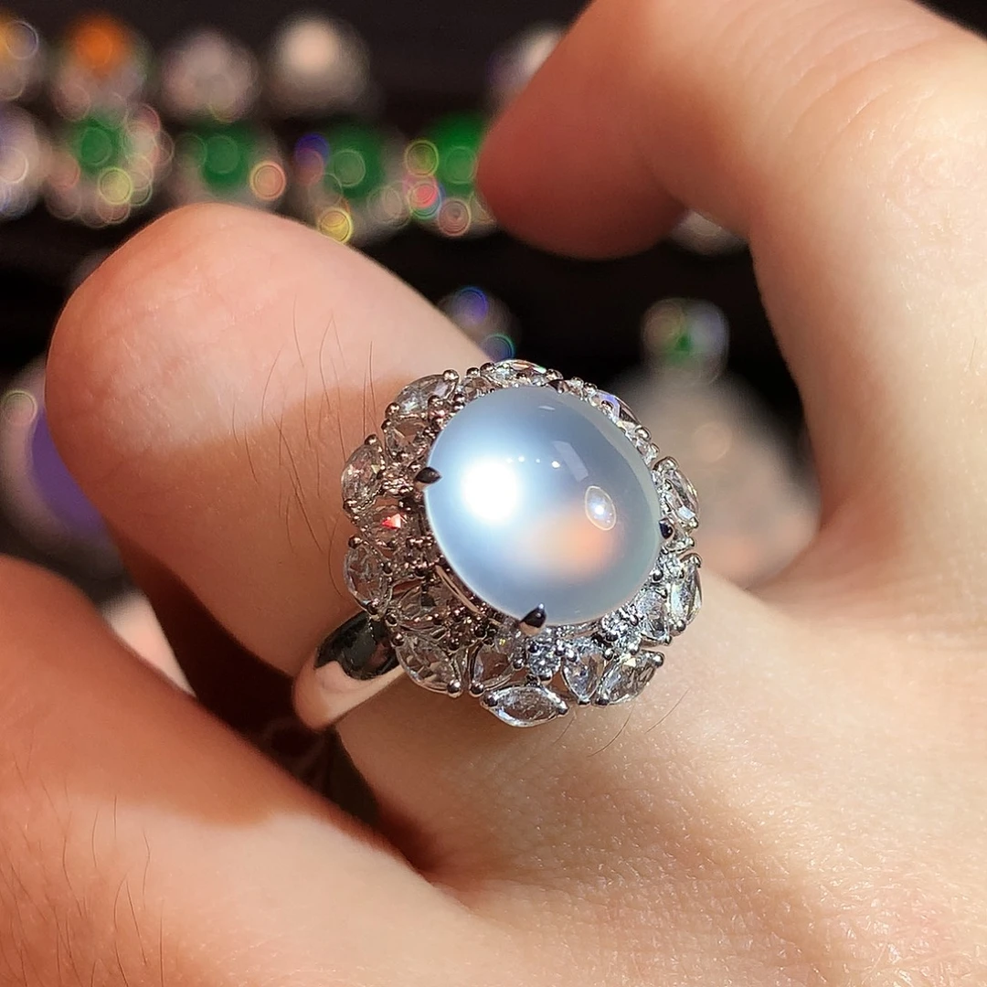 翡翠18K金镶嵌戒指玻璃种极光白蛋面戒指