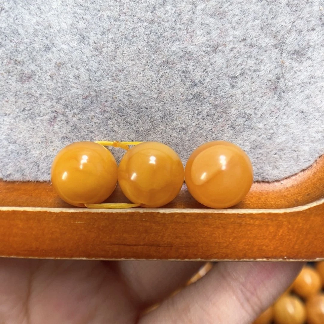 蜜蜡裸石未镶嵌上**-蜜蜡配饰穿一起