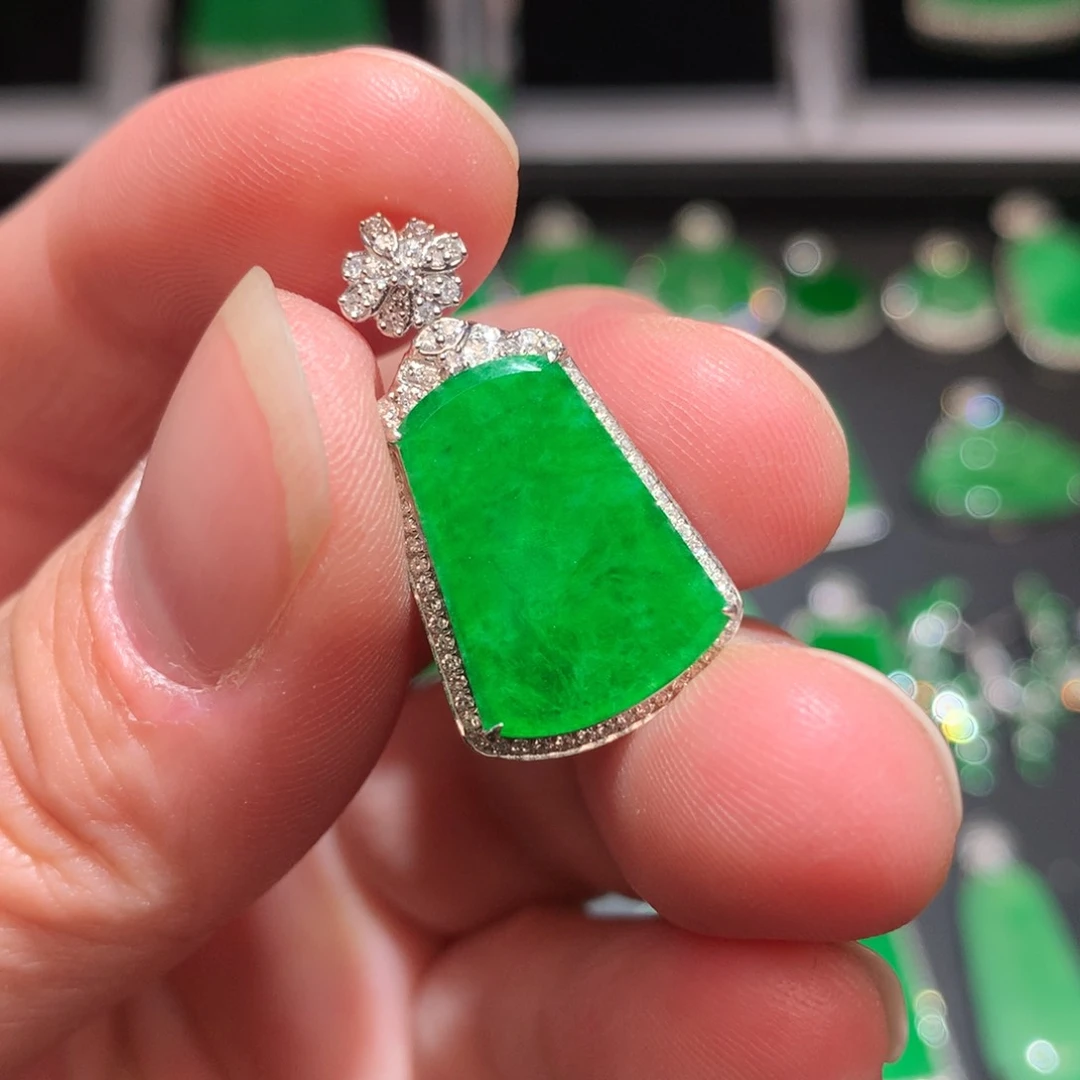 翡翠颈饰18K金镶嵌翡翠