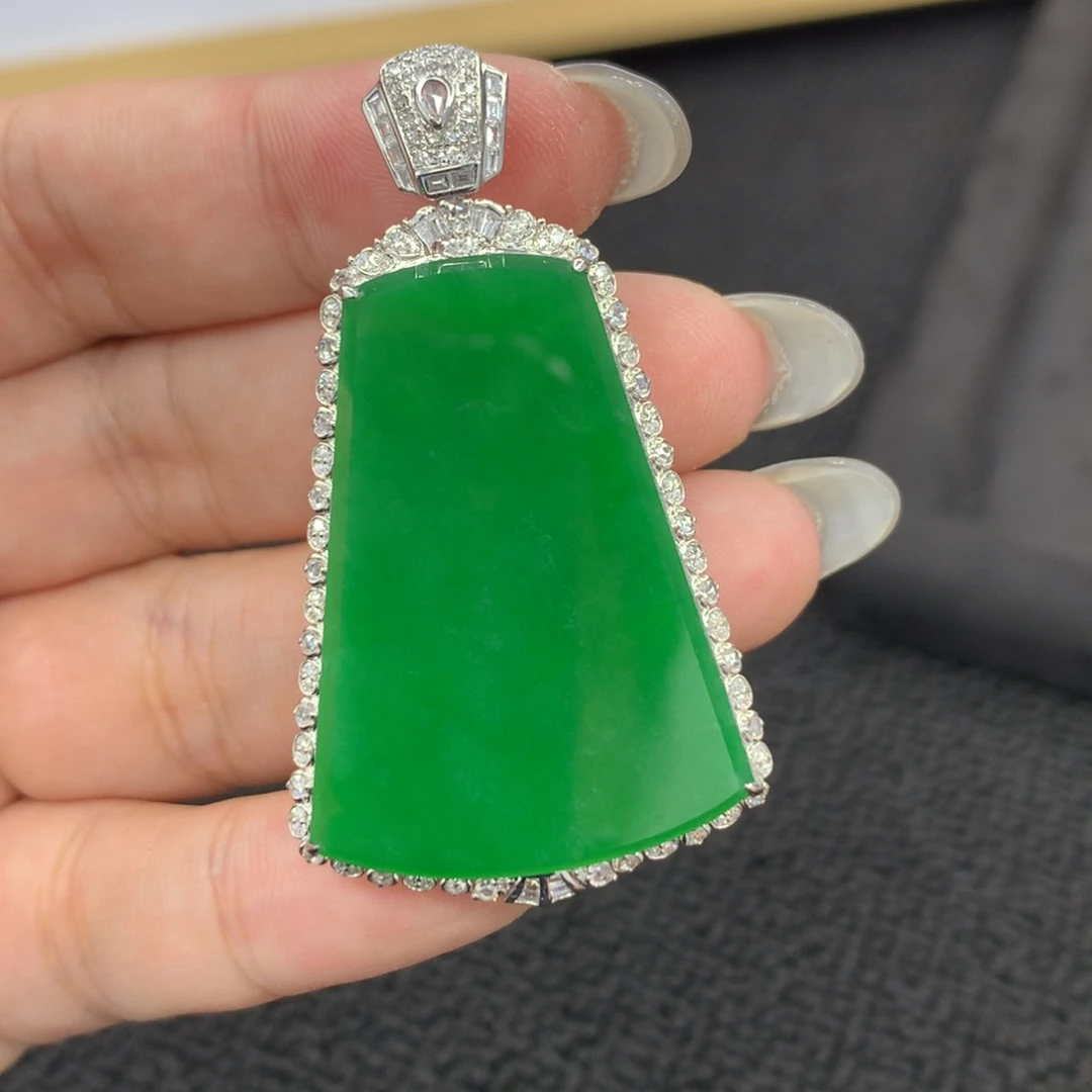 翡翠18K金镶嵌颈饰无事牌