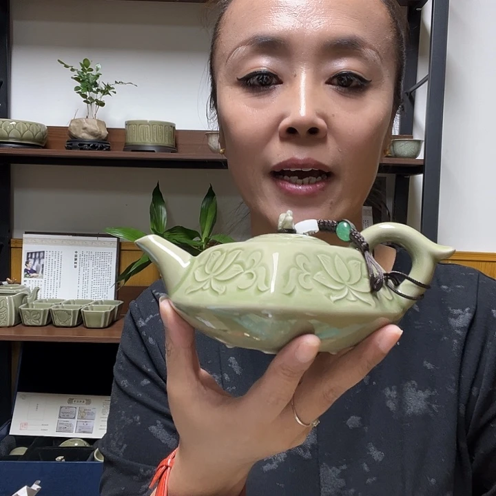 耀州窑青釉莲花小方壶微微瑕一只