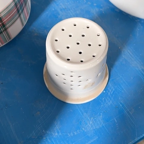 微瑕 ，不能明火，口径8高7，4个茶漏有裂