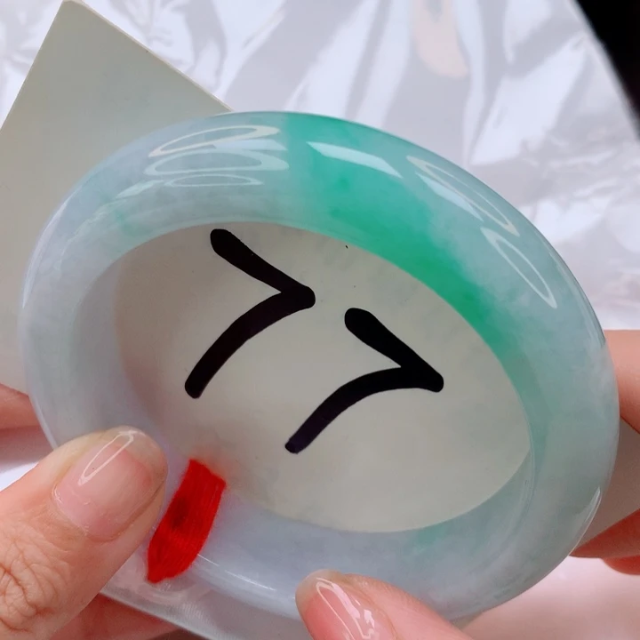 翡翠未镶嵌手镯飘阳绿