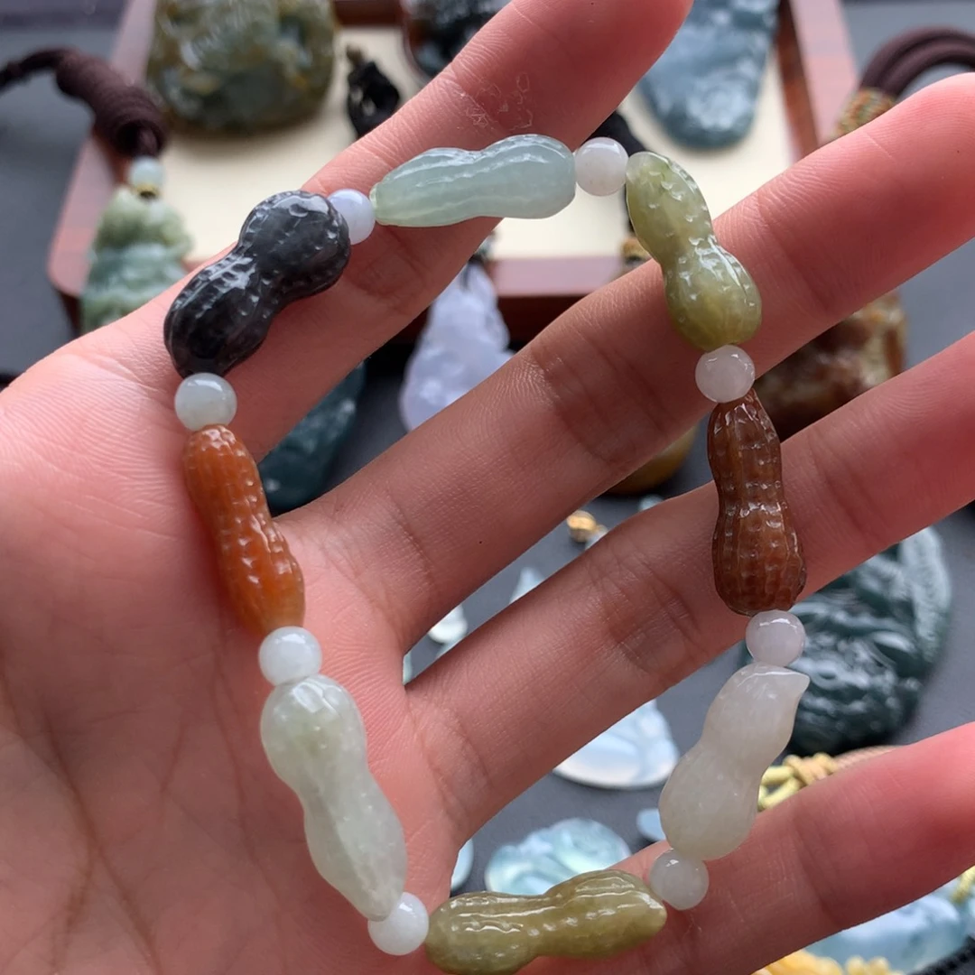 翡翠未镶嵌颈饰花生