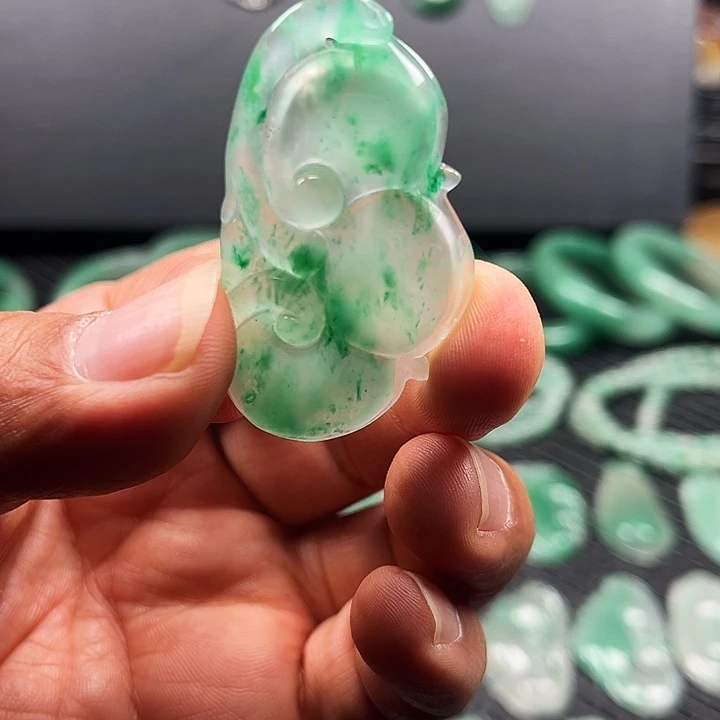 石英质玉（非洲翠）未镶嵌颈饰