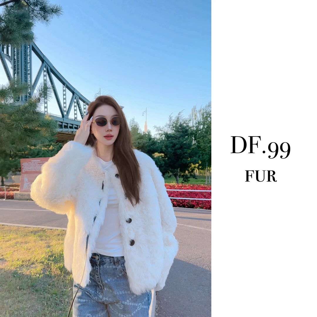 静静.DF轻奢 |秋冬白色排扣宽松高级感托卡真毛皮毛一体外套T-810
