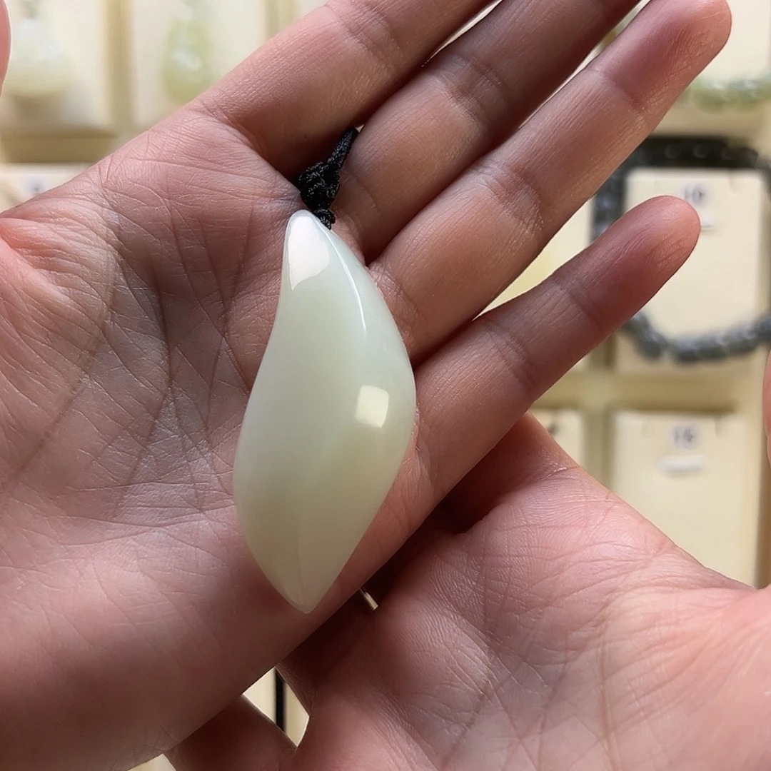 锦***鱼和田玉未镶嵌颈饰