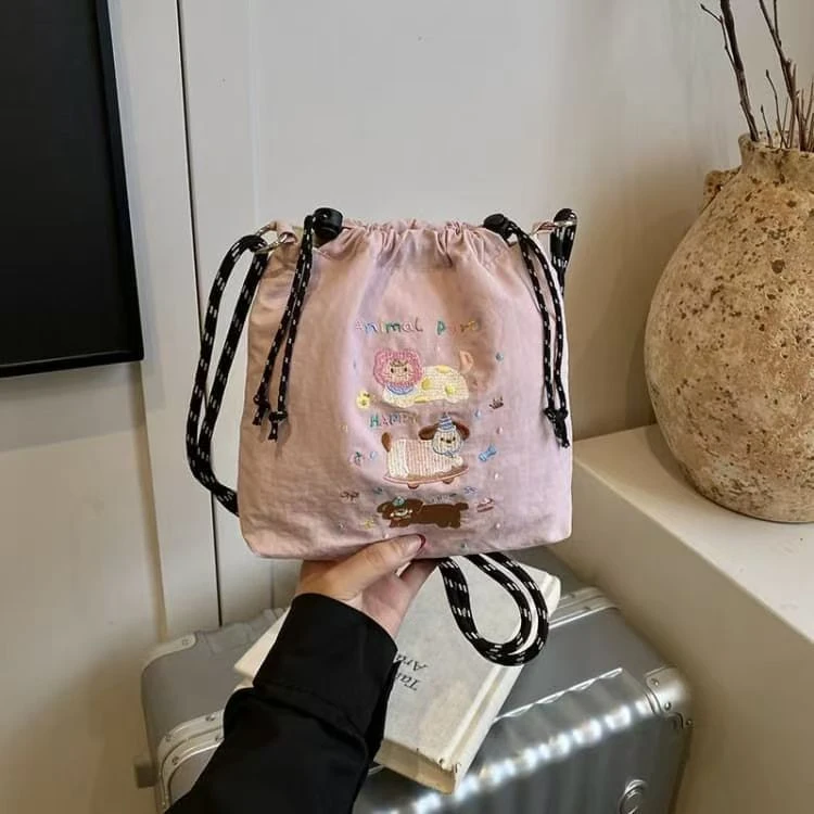 夏季时尚刺绣帆布小包包女2025休闲抽绳水桶斜跨手机包