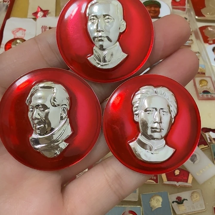 铝湖*人毛爷爷像章