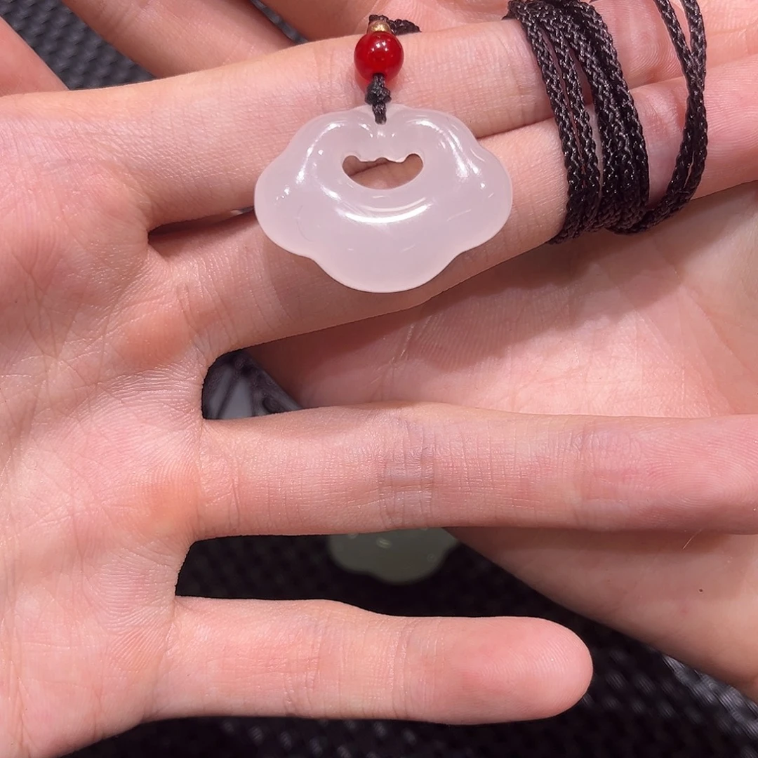 义***学颈饰未镶嵌石英质玉（金丝玉）