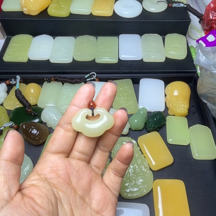 天然新疆老料黄如意吊坠