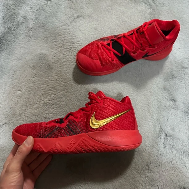 42.5码 Nike 欧文trap1大红 95新 鞋底磨损小 鞋面新 中古篮球鞋