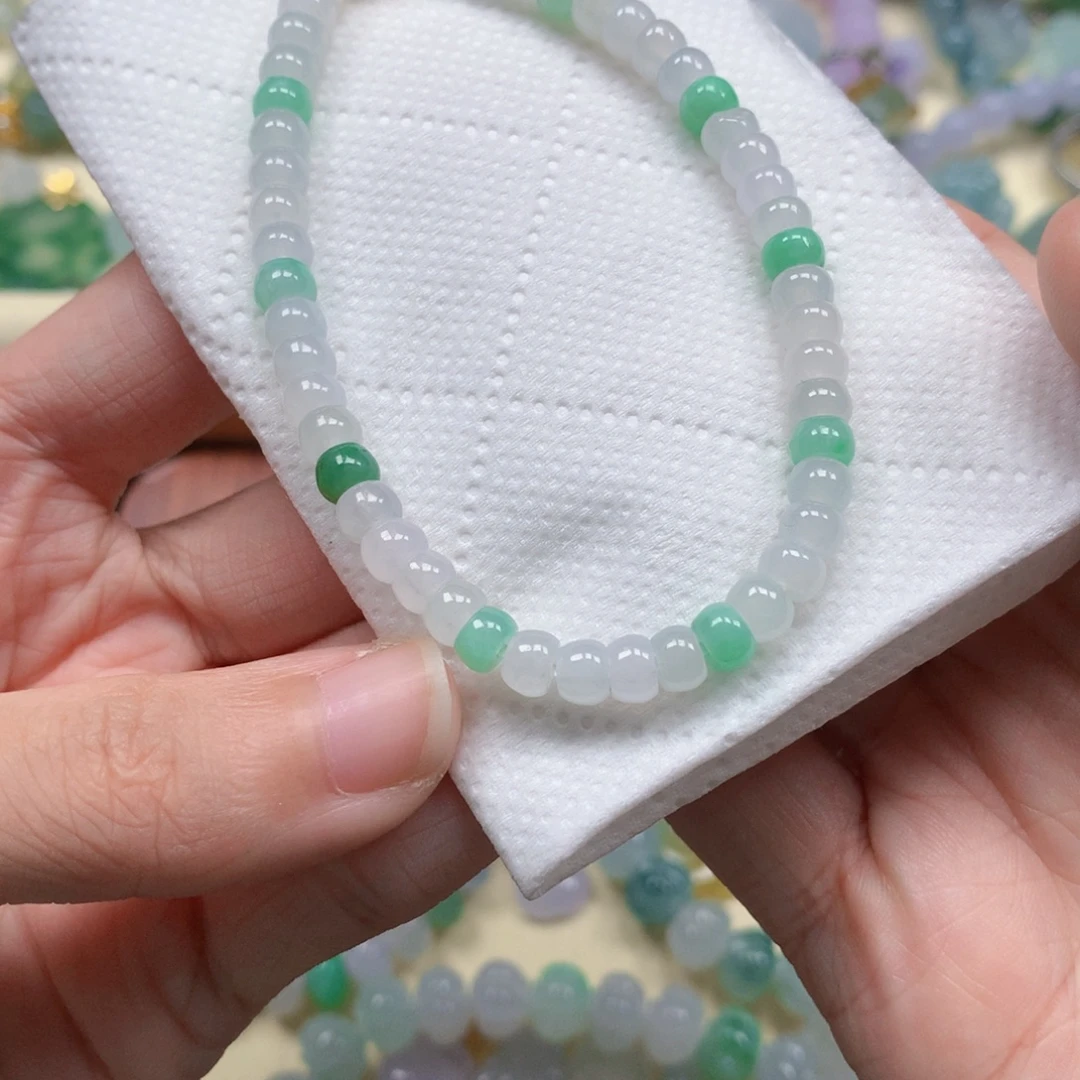 翡翠未镶嵌颈饰是