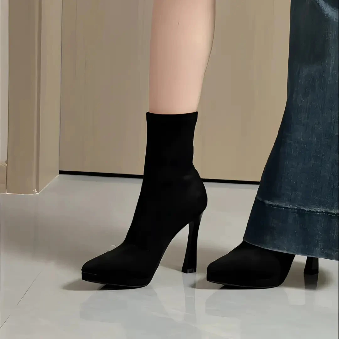 黑色弹力靴子女2025年秋冬新款防水台中筒细跟尖头显瘦高跟短靴女