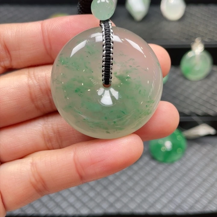 颈饰未镶嵌石英质玉锋*