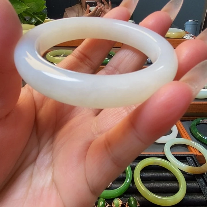 和田玉未镶嵌手镯