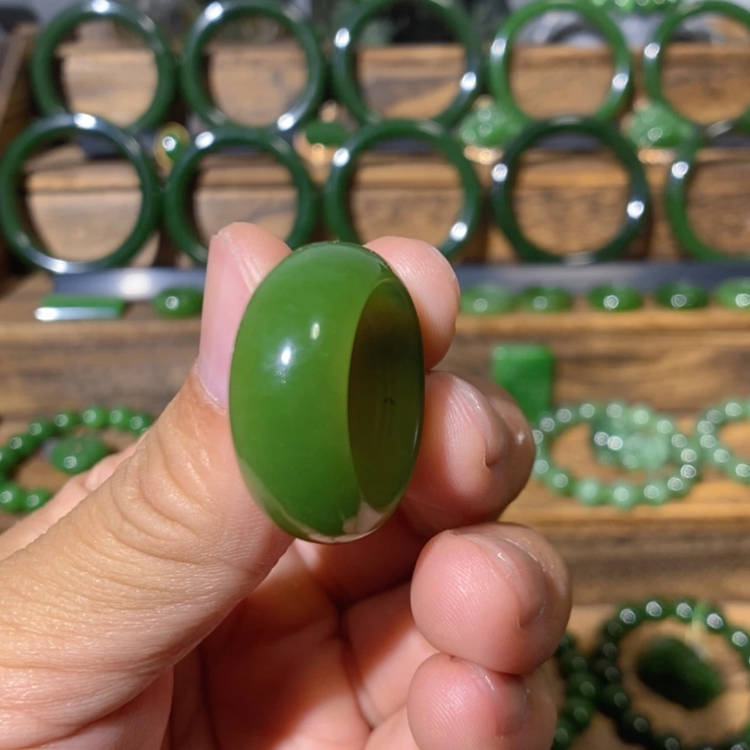 【闪购商品】吊坠(不含链)未镶嵌和田玉俄料阳绿戒圈19/10.2