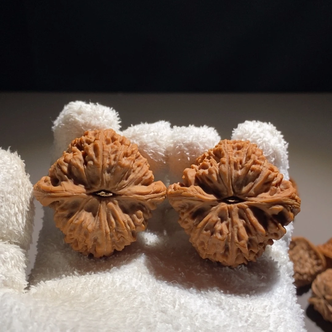 疆***粉文玩核桃吊坠南疆石