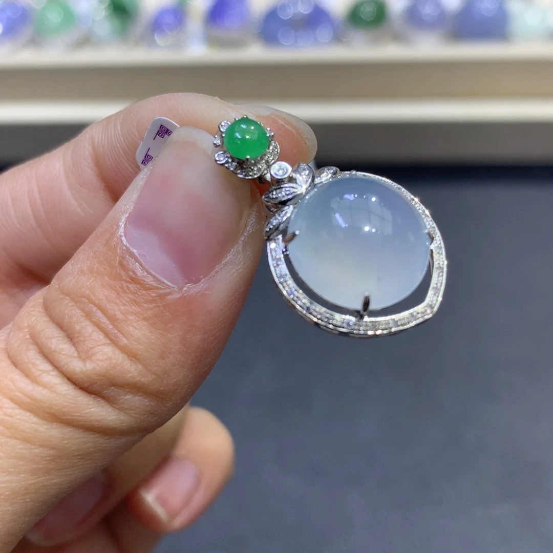 翡翠颈饰18K金镶嵌翡翠