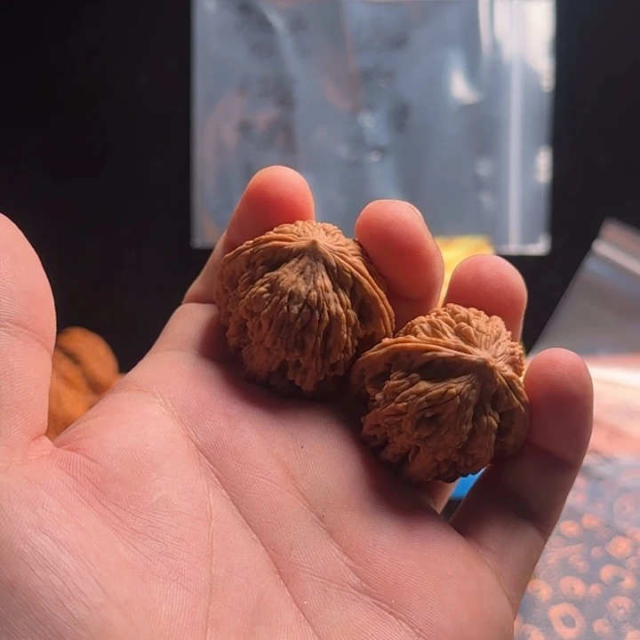 b***。吊坠文玩核桃随机