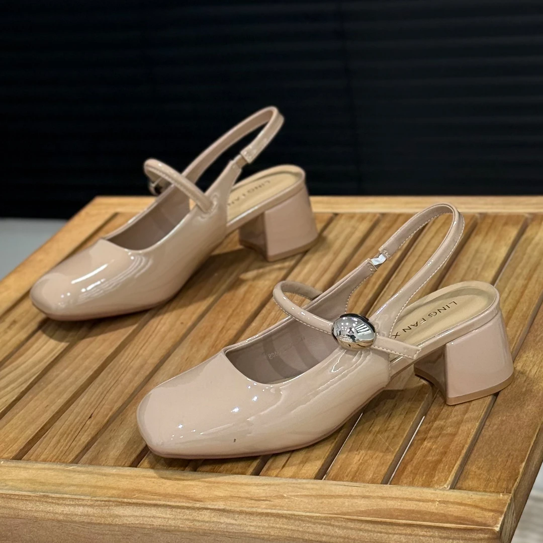 时尚粗跟包头凉鞋女2025年夏季新款松紧后绊带气质配裙子裸色女鞋