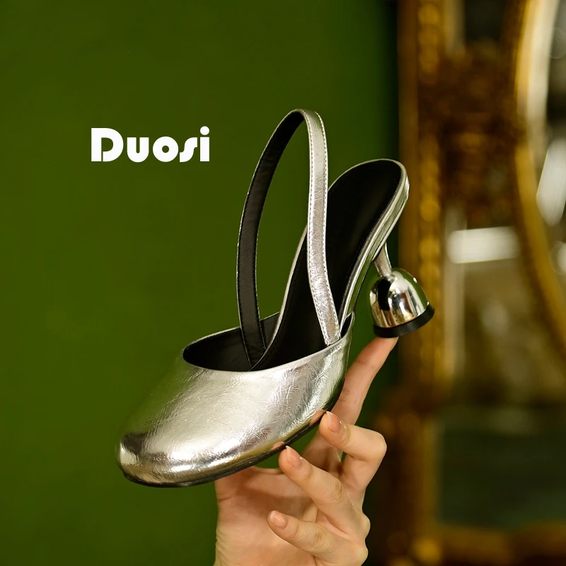 【DUOSI】7cm银色一字带高跟鞋金属光泽包头凉鞋女铃铛跟单鞋XG6856