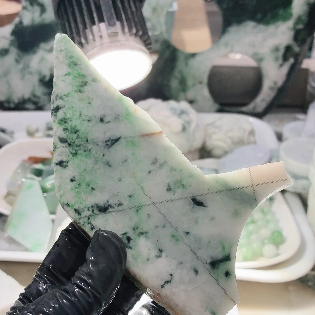 翡翠未镶嵌颈饰边角料