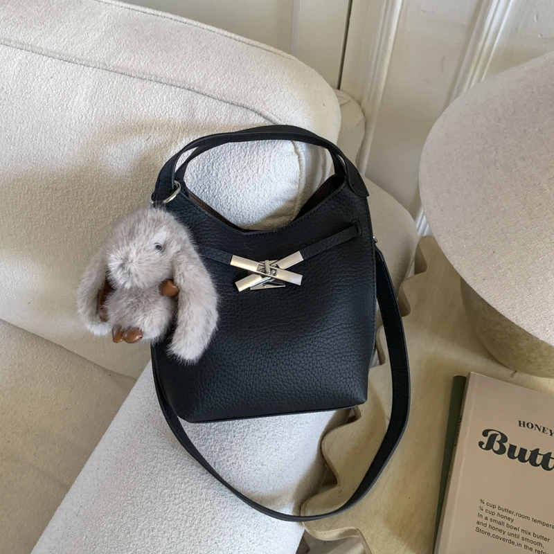 小拎包手提包包2025新款轻奢高级感通勤水桶包冬季女士大容量挎包