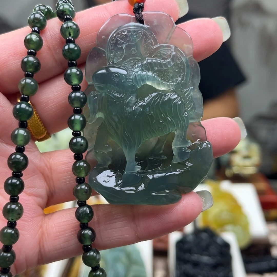 岫玉未镶嵌颈饰挂件