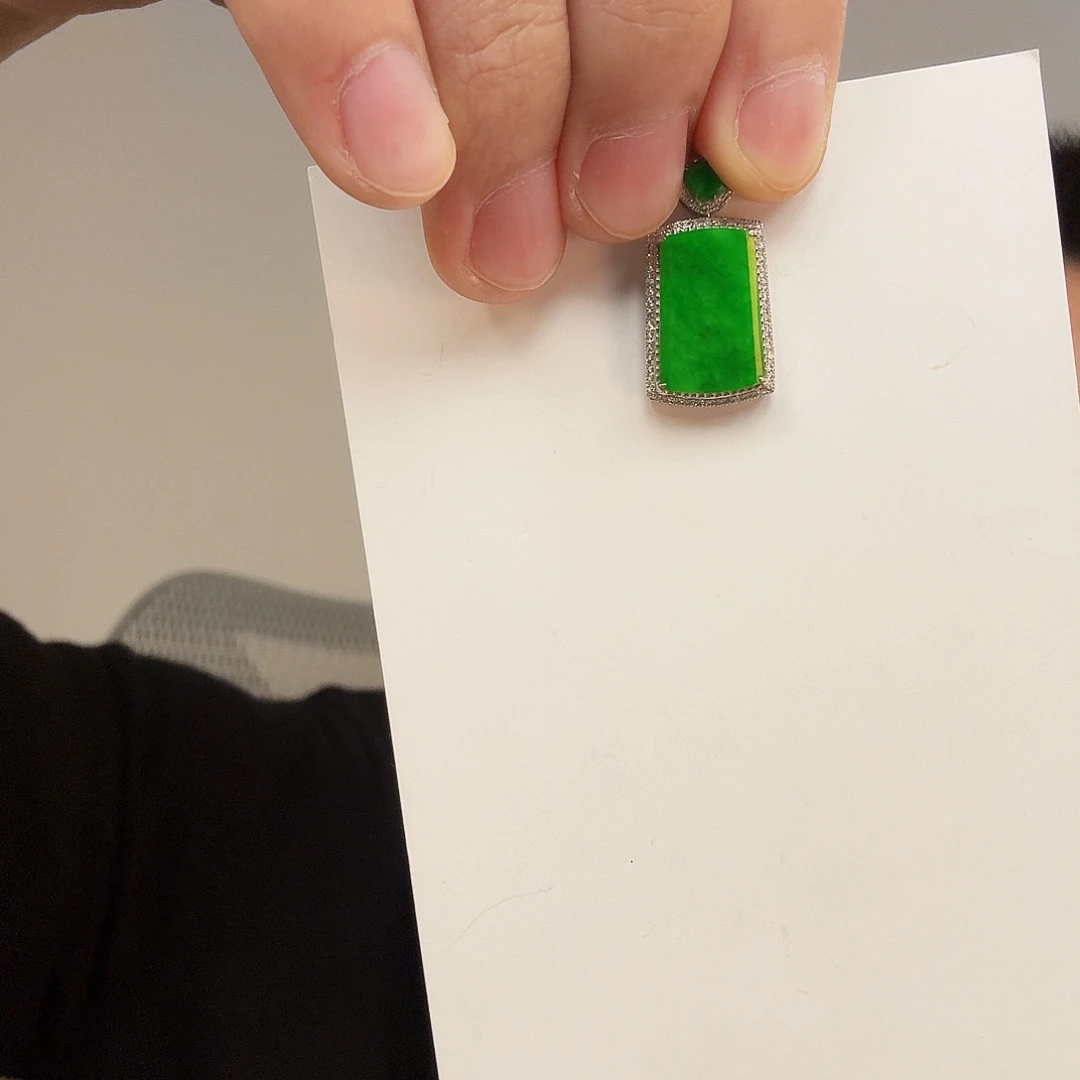 @***呀翡翠18K金镶嵌颈饰一件