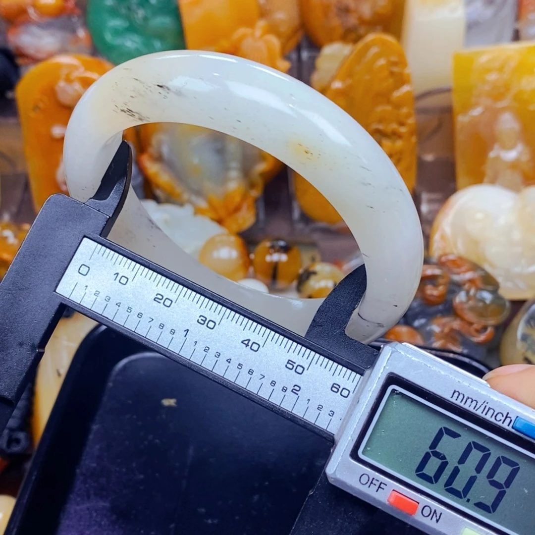 石英质玉（黄龙玉）未镶嵌颈饰