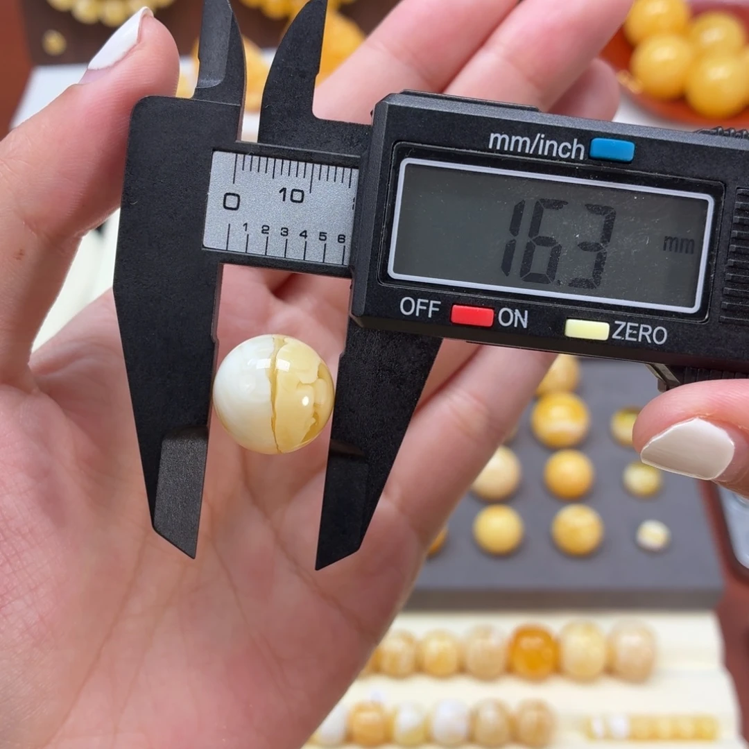 琥珀未镶嵌珠宝奇石俄料浓蜡荧光白圆珠16mm