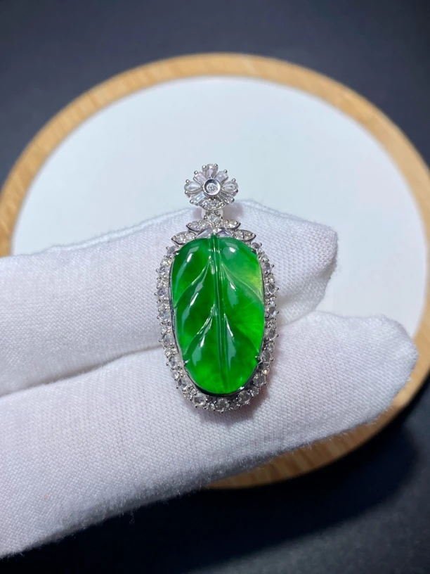 18k金镶嵌缅甸翡翠高冰阳绿叶子吊坠