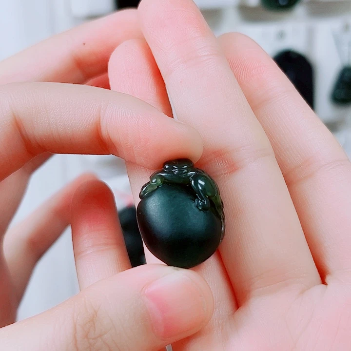 王***彦蛇纹石玉未镶嵌颈饰