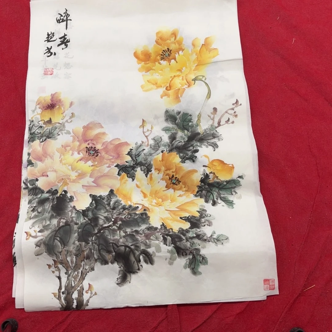 国画花鸟等图案为一体而成