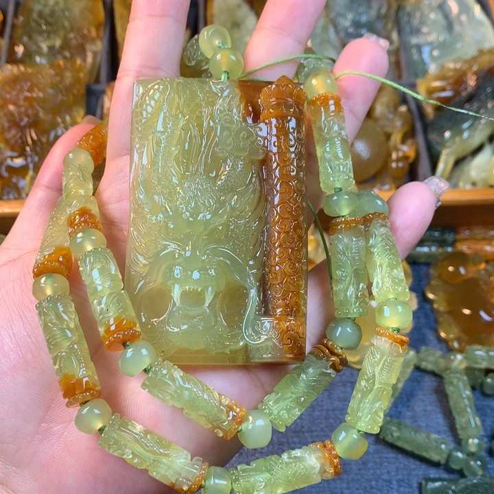 过***生未镶嵌蛇纹石玉颈饰