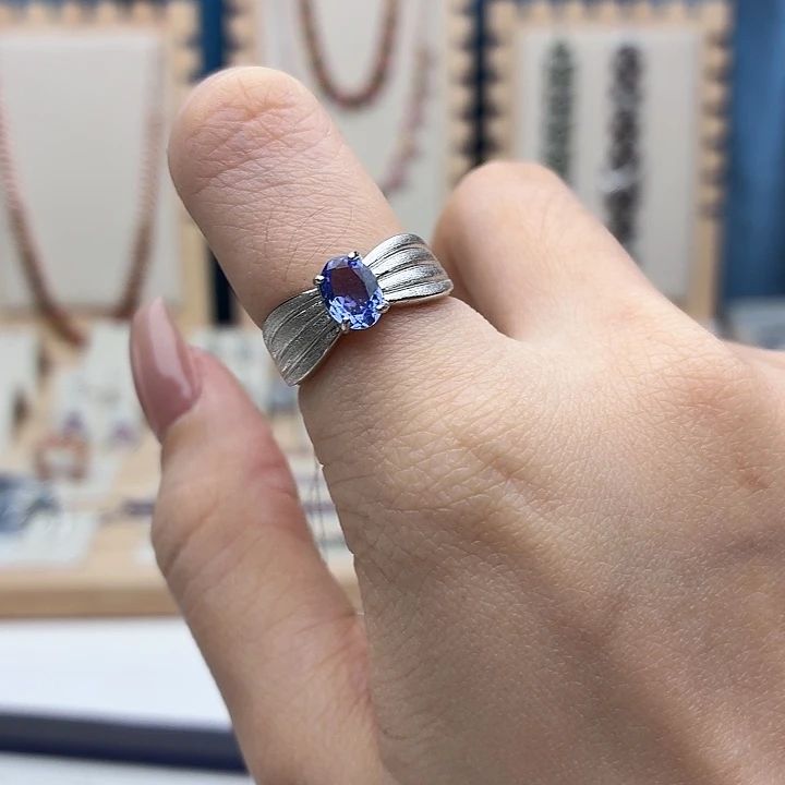 银S925镶嵌坦桑石戒指