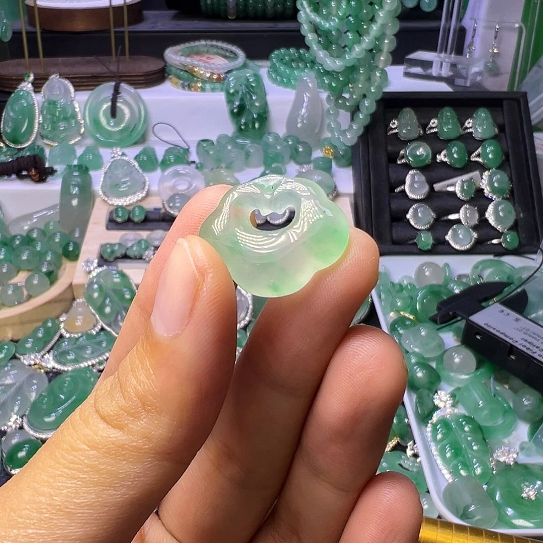 石英质玉（非洲翠）未镶嵌颈饰